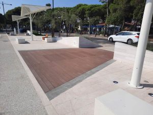 Pavimentazione con doghe il legno composito Tecnodeck® - Piazza Dalmazia, Giulianova