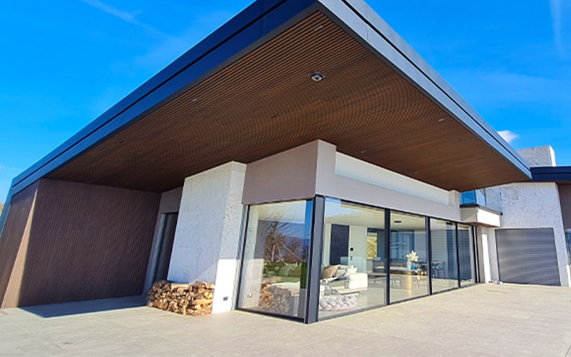 Tecnodeck® PLUS Wall, il tocco naturale per una villa nel verde